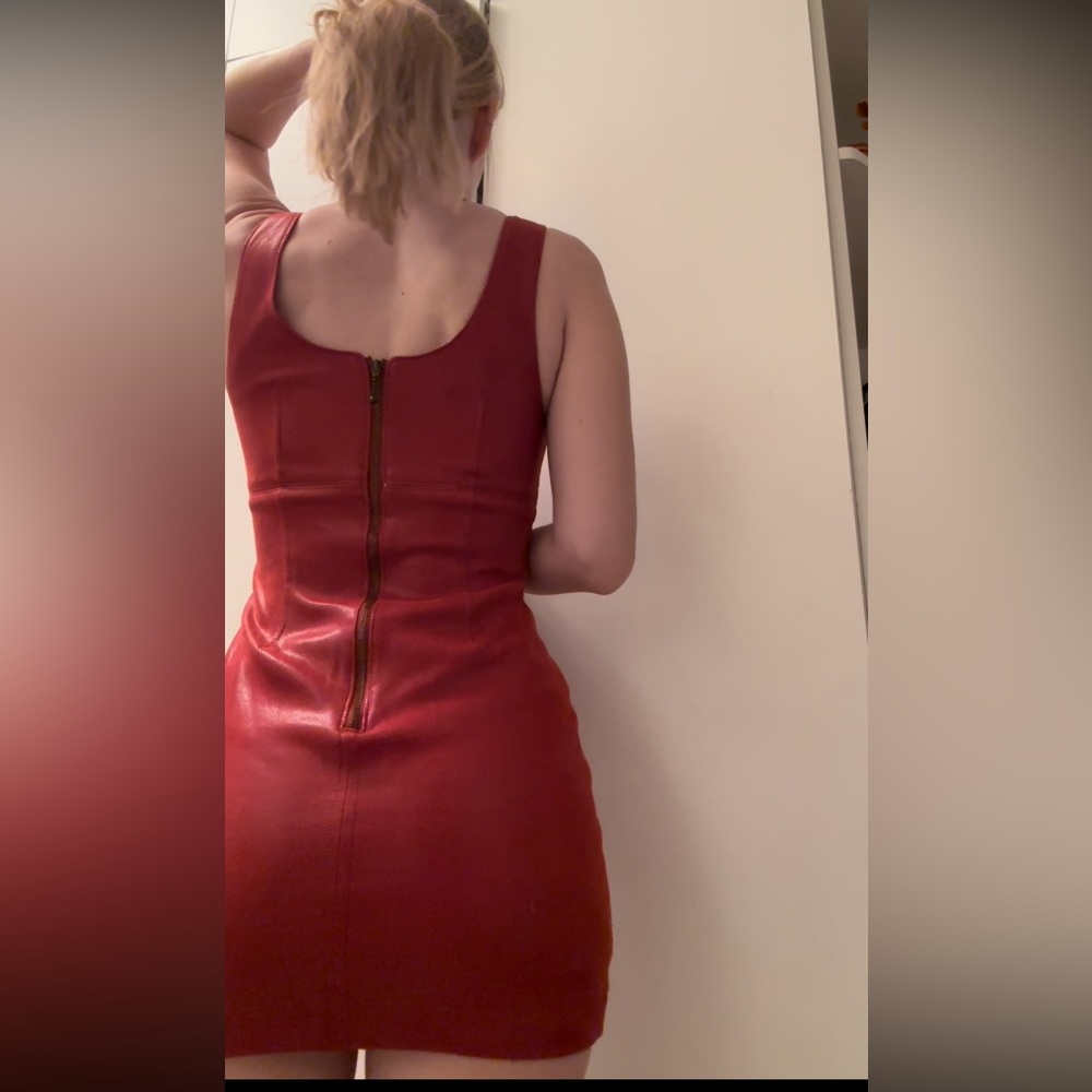 Red dress - Picture 2 of 4